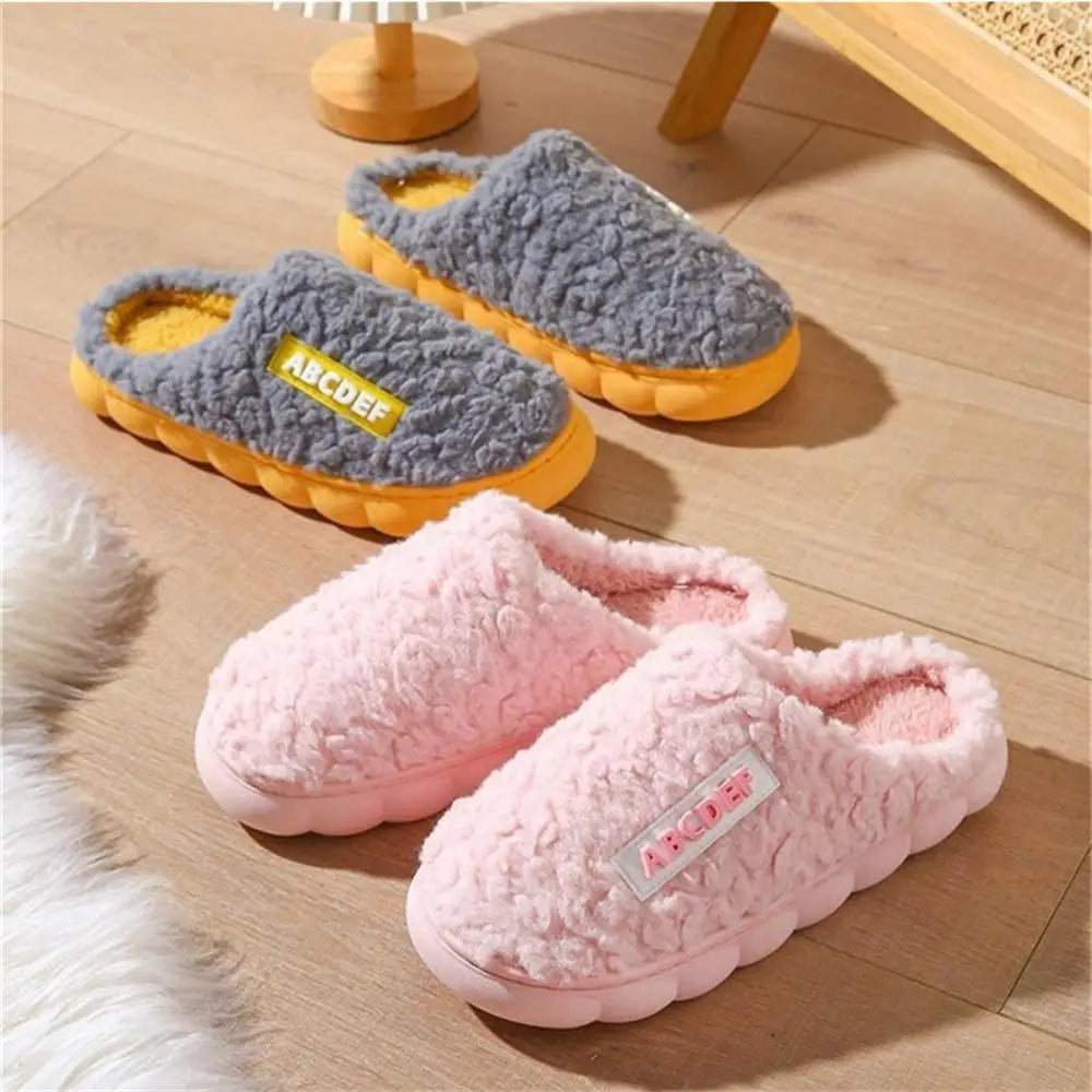 Zapatillas de casa cálidas de Invierno para mujer, zapatos gruesos de Interior para niño y niña, toboganes de piso de felpa con tacones altos, zapatos de algodón de piel para mujer, zapatillas para parejas