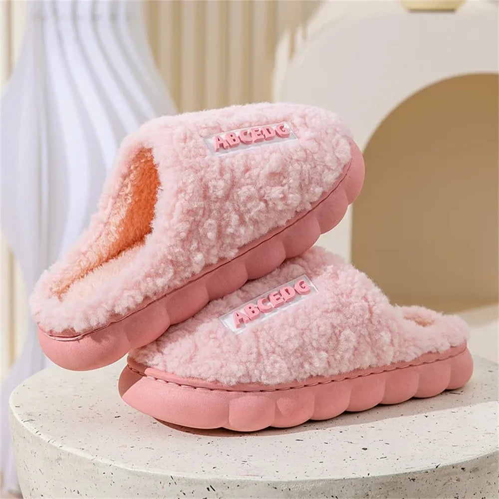 Zapatillas de casa cálidas de Invierno para mujer, zapatos gruesos de Interior para niño y niña, toboganes de piso de felpa con tacones altos, zapatos de algodón de piel para mujer, zapatillas para parejas